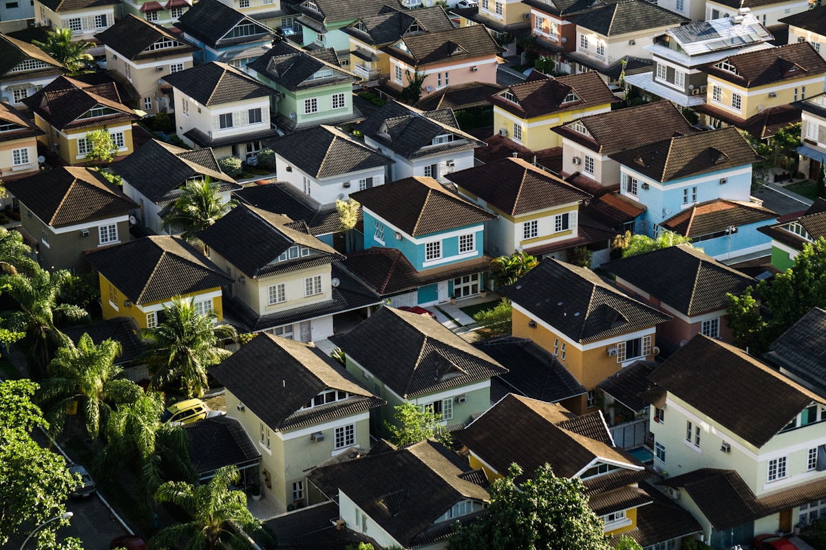 住宅が並ぶ地域を上空から見た風景